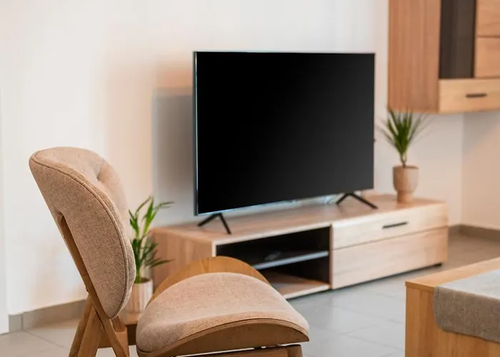 New Modern In Center Apartment *